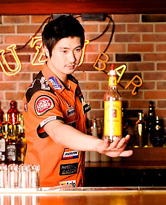 포토 JPG 직업 남자 벽 유니폼 술잔 탁자 술병 벽돌 잔 실내 한명 사람 동양인 손짓 상반신 20대 성인 세로 칵테일 바 선술집 술집 묘기 칵테일잔 네온 바텐더 칵테일바 칵테일쇼 남자만 남자한명만 성인남자만 청년만 청년남자만 청년남자한명만 성인한명만 성인남자한명만 성인만 국내포토 1 식기 옷 가구 모션 병_용기 주류 인종 청년 내부 쇼 파일형식