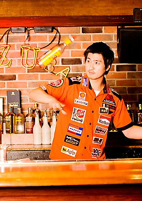 포토 JPG 직업 남자 벽 유니폼 술잔 탁자 술병 벽돌 잔 실내 한명 사람 동양인 손짓 상반신 20대 성인 세로 칵테일 바 선술집 술집 묘기 네온 바텐더 칵테일바 칵테일쇼 남자만 남자한명만 성인남자만 청년만 청년남자만 청년남자한명만 성인한명만 성인남자한명만 성인만 국내포토 1 식기 옷 가구 모션 병_용기 주류 인종 청년 내부 쇼 파일형식