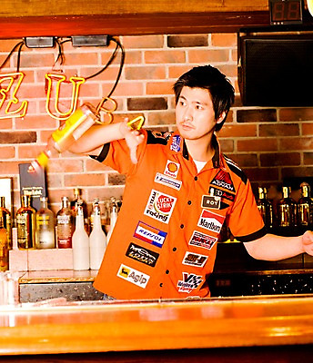포토 JPG 직업 남자 벽 유니폼 술잔 탁자 술병 벽돌 잔 실내 한명 사람 동양인 손짓 상반신 20대 성인 세로 칵테일 바 선술집 술집 묘기 네온 바텐더 칵테일바 칵테일쇼 남자만 남자한명만 성인남자만 청년만 청년남자만 청년남자한명만 성인한명만 성인남자한명만 성인만 국내포토 1 식기 옷 가구 모션 병_용기 주류 인종 청년 내부 쇼 파일형식