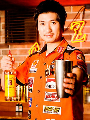 포토 JPG 직업 남자 벽 유니폼 술잔 탁자 술병 벽돌 잔 실내 한명 사람 동양인 손짓 상반신 20대 성인 세로 칵테일 바 선술집 술집 네온 바텐더 칵테일바 칵테일쇼 남자만 남자한명만 성인남자만 청년만 청년남자만 청년남자한명만 성인한명만 성인남자한명만 성인만 국내포토 1 식기 옷 가구 모션 병_용기 주류 인종 청년 내부 쇼 파일형식