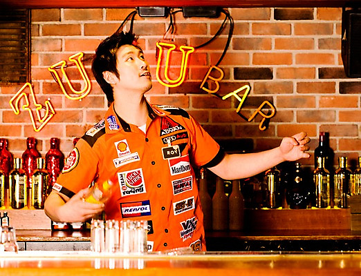 포토 JPG 직업 남자 벽 유니폼 술잔 탁자 술병 벽돌 잔 실내 한명 사람 동양인 손짓 상반신 20대 성인 가로 칵테일 바 선술집 술집 묘기 네온 바텐더 칵테일바 칵테일쇼 남자만 남자한명만 성인남자만 청년만 청년남자만 청년남자한명만 성인한명만 성인남자한명만 성인만 국내포토 1 식기 옷 가구 모션 병_용기 주류 인종 청년 내부 쇼 파일형식