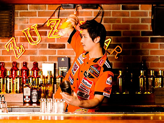 포토 JPG 직업 남자 벽 유니폼 술잔 탁자 술병 벽돌 잔 실내 한명 사람 동양인 손짓 상반신 20대 성인 가로 칵테일 바 선술집 술집 묘기 네온 바텐더 칵테일바 칵테일쇼 남자만 남자한명만 성인남자만 청년만 청년남자만 청년남자한명만 성인한명만 성인남자한명만 성인만 국내포토 1 식기 옷 가구 모션 병_용기 주류 인종 청년 내부 쇼 파일형식