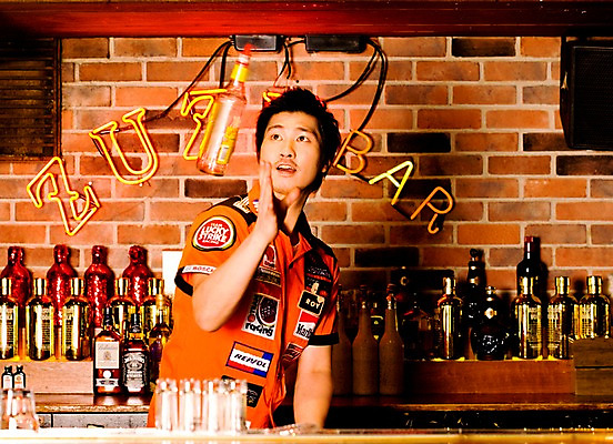 포토 JPG 직업 남자 벽 유니폼 술잔 탁자 술병 벽돌 잔 실내 한명 사람 동양인 손짓 상반신 20대 성인 가로 칵테일 바 선술집 술집 묘기 네온 바텐더 칵테일바 칵테일쇼 남자만 남자한명만 성인남자만 청년만 청년남자만 청년남자한명만 성인한명만 성인남자한명만 성인만 국내포토 1 식기 옷 가구 모션 병_용기 주류 인종 청년 내부 쇼 파일형식