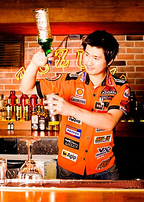 포토 JPG 직업 남자 벽 유니폼 술잔 탁자 술병 벽돌 잔 실내 한명 사람 동양인 손짓 상반신 20대 성인 세로 칵테일 바 선술집 술집 칵테일잔 네온 바텐더 칵테일바 칵테일쇼 남자만 남자한명만 성인남자만 청년만 청년남자만 청년남자한명만 성인한명만 성인남자한명만 성인만 국내포토 1 식기 옷 가구 모션 병_용기 주류 인종 청년 내부 쇼 파일형식