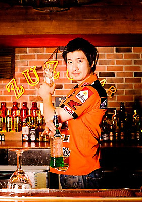 포토 JPG 직업 남자 벽 포즈 유니폼 술잔 탁자 술병 벽돌 잔 실내 한명 사람 동양인 손짓 상반신 20대 성인 세로 칵테일 바 선술집 술집 칵테일잔 네온 바텐더 칵테일바 칵테일쇼 남자만 남자한명만 성인남자만 청년만 청년남자만 청년남자한명만 성인한명만 성인남자한명만 성인만 국내포토 1 식기 옷 가구 모션 병_용기 주류 인종 청년 내부 쇼 파일형식