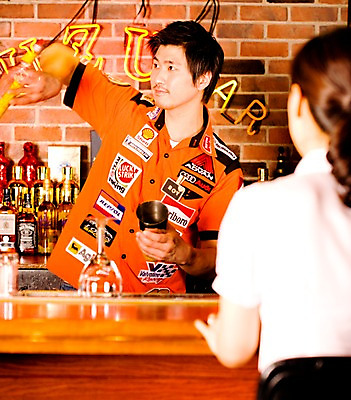 포토 JPG 여자 남자 벽 술잔 의자 탁자 술병 벽돌 잔 실내 사람 동양인 손짓 상반신 두명 뒷모습 세로 칵테일 바 선술집 술집 묘기 고객 칵테일잔 네온 쇼 바텐더 칵테일바 칵테일쇼 쉐이커 국내포토 식기 뷰포인트 가구 모션 병_용기 주류 인종 내부 파일형식