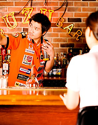 포토 JPG 여자 남자 벽 술잔 의자 탁자 술병 벽돌 잔 실내 사람 동양인 손짓 상반신 두명 뒷모습 세로 칵테일 바 선술집 술집 묘기 고객 칵테일잔 네온 쇼 바텐더 칵테일바 칵테일쇼 쉐이커 국내포토 식기 뷰포인트 가구 모션 병_용기 주류 인종 내부 파일형식