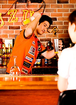 포토 JPG 여자 남자 벽 술잔 의자 탁자 술병 벽돌 잔 실내 사람 동양인 손짓 상반신 두명 뒷모습 세로 칵테일 바 선술집 술집 묘기 고객 칵테일잔 네온 쇼 바텐더 칵테일바 칵테일쇼 쉐이커 국내포토 식기 뷰포인트 가구 모션 병_용기 주류 인종 내부 파일형식