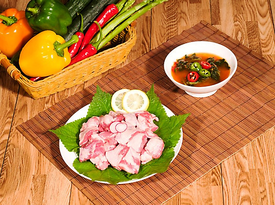 포토 JPG 그릇 접시 채소 식재료 고추 김치 파프리카 실내 생고기 육류 돼지고기 사람없음 목재 가로 바구니 레몬 아스파라거스 나무바닥 홍고추 깻잎 풋고추 물김치 갈매기살 나무발 원목무늬 국내포토 나무 식기 한식 무늬 과일 재료 바닥 내부 파일형식