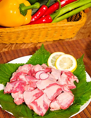 포토 JPG 그릇 접시 채소 식재료 고추 파프리카 실내 생고기 육류 돼지고기 사람없음 목재 세로 바구니 레몬 아스파라거스 나무바닥 홍고추 깻잎 풋고추 갈매기살 나무발 원목무늬 국내포토 나무 식기 무늬 과일 재료 바닥 내부 파일형식