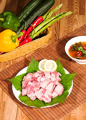 포토 JPG 그릇 접시 채소 식재료 고추 김치 오이 파프리카 실내 생고기 육류 돼지고기 사람없음 목재 세로 바구니 레몬 아스파라거스 나무바닥 홍고추 깻잎 풋고추 물김치 갈매기살 나무발 원목무늬 국내포토 나무 식기 한식 무늬 과일 재료 바닥 내부 파일형식