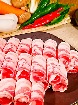 포토 JPG 그릇 접시 채소 식재료 고추 실내 생고기 육류 돼지고기 근접촬영 사람없음 버섯 당근 천 삼겹살 홍고추 깻잎 대패삼겹살 국내포토 식기 뷰포인트 뿌리채소 내부 직물 파일형식