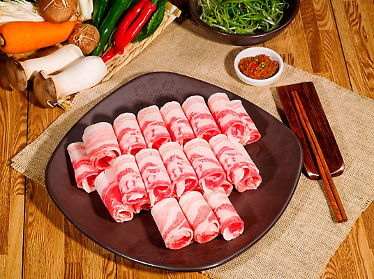 포토 JPG 그릇 접시 채소 식재료 젓가락 고추 실내 생고기 육류 돼지고기 사람없음 바구니 버섯 당근 천 삼겹살 홍고추 종지 쌈장 대패삼겹살 새송이버섯 젓가락받침대 파채 나무배경 국내포토 식기 음식 백그라운드 뿌리채소 수저 내부 직물 양념 수저받침대 파일형식