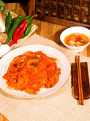 포토 JPG 그릇 접시 채소 식재료 젓가락 고추 김치 실내 생고기 육류 돼지고기 사람없음 세로 버섯 나무틀 천 쌈 홍고추 깻잎 양송이 풋고추 물김치 나무창틀 돼지주물럭 젓가락받침대 국내포토 식기 한식 수저 틀 내부 직물 창틀 수저받침대 파일형식