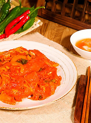 포토 JPG 그릇 접시 채소 식재료 젓가락 고추 김치 실내 생고기 육류 돼지고기 사람없음 세로 나무틀 홍고추 깻잎 풋고추 물김치 나무창틀 돼지주물럭 젓가락받침대 국내포토 식기 한식 수저 틀 내부 창틀 수저받침대 파일형식