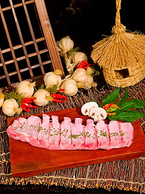 포토 JPG 모양 채소 식재료 고추 도마 실내 마늘 생고기 육류 돼지고기 사람없음 장식 세로 버섯 당근 볏짚 나무틀 홍고추 양송이 풋고추 나무발 나무창틀 등갈비 마늘꾸러미 파슬리가루 허브가루 국내포토 주방용품 뿌리채소 틀 내부 짚 가루 창틀 파일형식