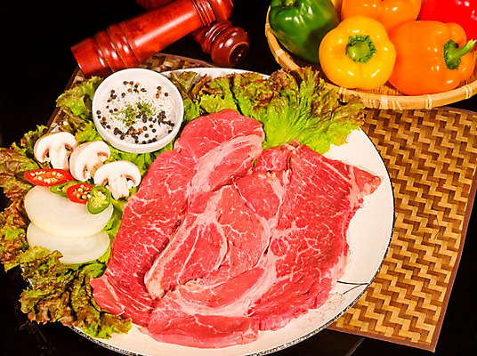 포토 JPG 그릇 접시 채소 식재료 양파 파프리카 실내 생고기 육류 돼지고기 사람없음 가로 바구니 버섯 상추 소금 양념통 양송이 종지 국내포토 식기 통 내부 양념 파일형식