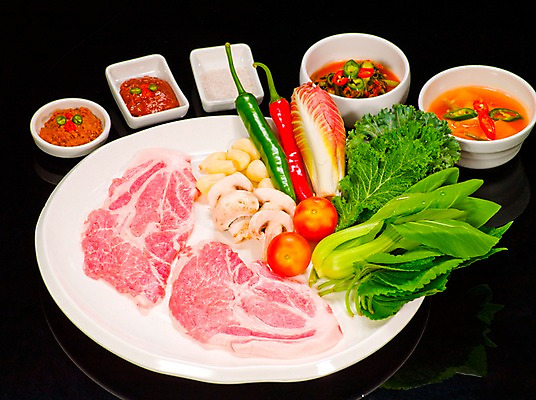 포토 JPG 그릇 접시 채소 식재료 방울토마토 고추 김치 실내 마늘 생고기 육류 돼지고기 사람없음 가로 버섯 쌈 홍고추 깻잎 양송이 종지 쌈장 풋고추 물김치 열무김치 목심 국내포토 식기 한식 토마토 내부 양념 파일형식