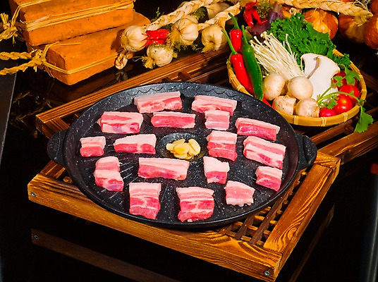 포토 JPG 그릇 접시 채소 식재료 방울토마토 고추 검은배경 양파 실내 마늘 생고기 돼지고기 사람없음 바구니 나무틀 담기 삼겹살 홍고추 양송이 팽이버섯 불판 풋고추 메주 나무창틀 통마늘 국내포토 식기 백그라운드 토마토 모션 육류 틀 내부 검은색 버섯 창틀 파일형식