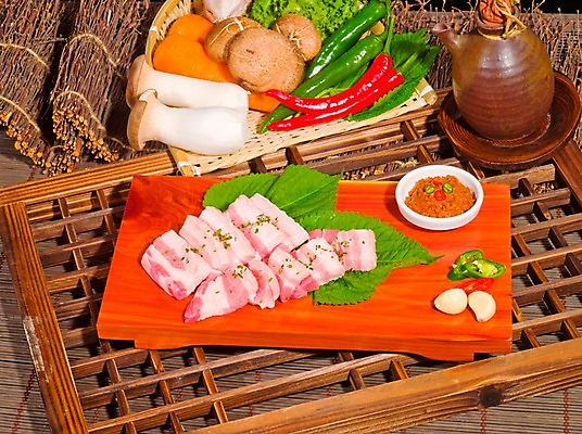 포토 JPG 채소 식재료 고추 술병 실내 마늘 생고기 돼지고기 사람없음 당근 상추 나무틀 삼겹살 홍고추 깻잎 종지 쌈장 풋고추 표고버섯 나무도마 나무발 나무창틀 새송이버섯 국내포토 그릇 병_용기 뿌리채소 도마 주류 육류 틀 내부 목재 버섯 양념 창틀 파일형식