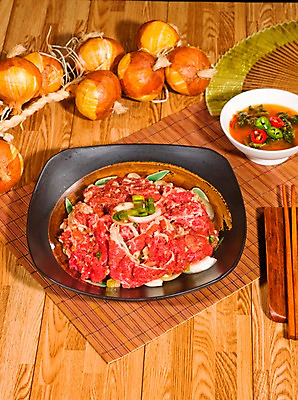 포토 JPG 그릇 접시 식재료 젓가락 양파 김치 실내 생고기 육류 사람없음 목재 세로 소고기 양념 나무바닥 물김치 열무김치 나무발 양파꾸러미 원목무늬 국내포토 나무 식기 한식 무늬 채소 재료 바닥 수저 내부 파일형식