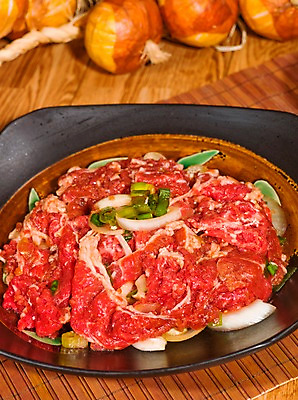 포토 JPG 그릇 접시 식재료 양파 실내 생고기 육류 사람없음 목재 세로 소고기 양념 나무바닥 나무발 원목무늬 국내포토 나무 식기 무늬 채소 재료 바닥 내부 파일형식