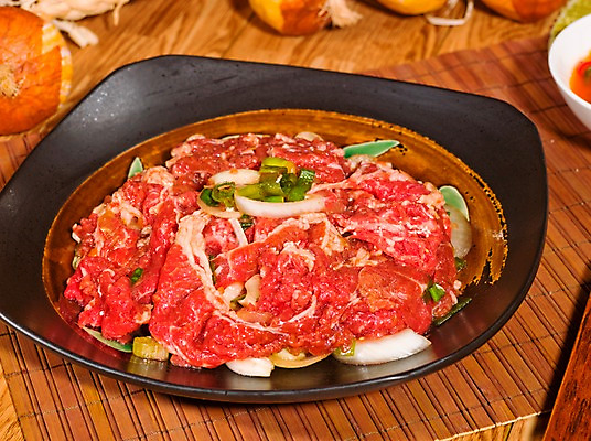 포토 JPG 그릇 접시 식재료 실내 생고기 육류 사람없음 목재 가로 소고기 양념 나무바닥 나무발 원목무늬 국내포토 나무 식기 무늬 재료 바닥 내부 파일형식