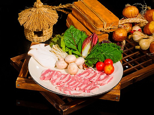 포토 JPG 그릇 접시 채소 식재료 방울토마토 양파 실내 마늘 생고기 육류 사람없음 장식 가로 버섯 소고기 나무틀 쌈 양송이 팽이버섯 한우 송이버섯 메주 가브리살 나무창틀 마늘꾸러미 양파꾸러미 국내포토 식기 토마토 틀 내부 창틀 파일형식