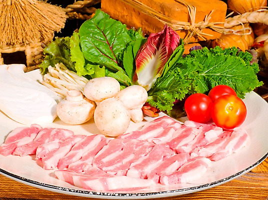 포토 JPG 모양 그릇 접시 채소 식재료 방울토마토 실내 생고기 육류 사람없음 가로 버섯 소고기 쌈 양송이 팽이버섯 한우 송이버섯 메주 가브리살 국내포토 식기 토마토 내부 파일형식