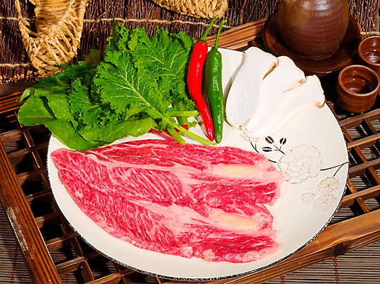 포토 JPG 그릇 접시 채소 술잔 식재료 고추 술병 잔 실내 생고기 육류 사람없음 장식 가로 버섯 소고기 도자기 다기 나무틀 쌈 홍고추 한우 풋고추 짚신 송이버섯 나무발 나무창틀 등심 국내포토 식기 신발 병_용기 주류 전통소품 틀 내부 다도 창틀 파일형식