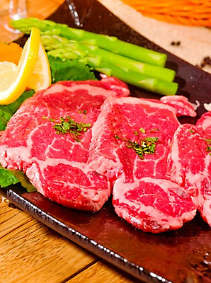 포토 JPG 그릇 접시 채소 식재료 실내 생고기 육류 근접촬영 사람없음 세로 당근 소고기 레몬 아스파라거스 한우 안심 파슬리가루 허브가루 국내포토 식기 뷰포인트 과일 뿌리채소 내부 가루 파일형식