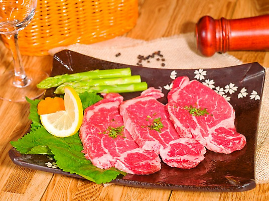 포토 JPG 그릇 접시 채소 와인잔 술잔 식재료 잔 실내 생고기 육류 사람없음 가로 바구니 당근 소고기 천 레몬 아스파라거스 깻잎 양념통 한우 안심 후추 후추통 파슬리가루 허브가루 국내포토 식기 과일 뿌리채소 통 내부 직물 양념 가루 향신료 파일형식