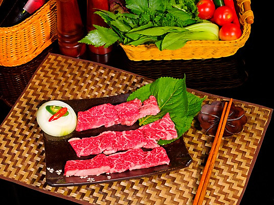 포토 JPG 그릇 접시 채소 식재료 젓가락 방울토마토 고추 양파 실내 생고기 육류 사람없음 가로 바구니 와인 소고기 쌈 홍고추 깻잎 양념통 한우 풋고추 젓가락받침대 치마살 파슬리가루 허브가루 국내포토 식기 토마토 주류 수저 통 내부 양념 가루 수저받침대 파일형식