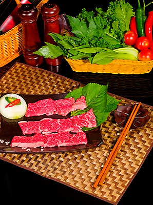 포토 JPG 그릇 접시 채소 식재료 젓가락 방울토마토 고추 양파 실내 생고기 육류 사람없음 세로 바구니 와인 소고기 받침대 쌈 홍고추 깻잎 양념통 한우 풋고추 젓가락받침대 치마살 파슬리가루 허브가루 국내포토 식기 토마토 주류 수저 통 내부 양념 가루 수저받침대 파일형식