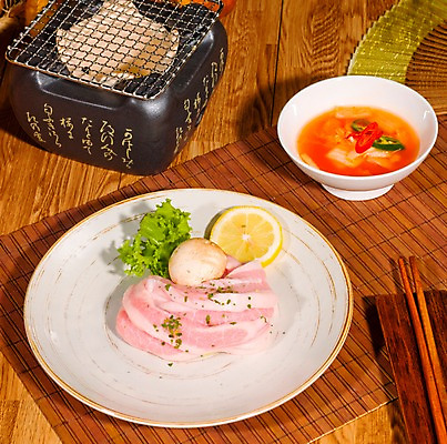 포토 JPG 그릇 접시 식재료 젓가락 김치 실내 생고기 육류 돼지고기 사람없음 목재 장식 가로 버섯 상추 레몬 나무바닥 물김치 나무발 원목무늬 항정살 국내포토 나무 식기 한식 무늬 채소 과일 재료 바닥 수저 내부 파일형식