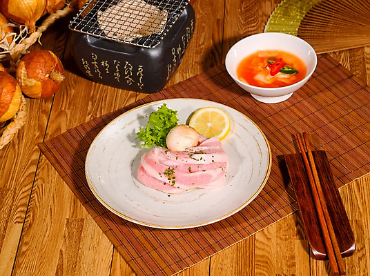 포토 JPG 그릇 접시 식재료 젓가락 양파 김치 실내 생고기 육류 돼지고기 사람없음 목재 장식 가로 버섯 상추 레몬 나무바닥 물김치 나무발 원목무늬 젓가락받침대 항정살 국내포토 나무 식기 한식 무늬 채소 과일 재료 바닥 수저 내부 수저받침대 파일형식