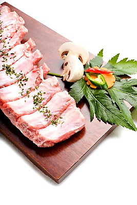 포토 JPG 잎 식재료 고추 도마 실내 생고기 육류 돼지고기 근접촬영 사람없음 세로 버섯 당근 홍고추 양송이 풋고추 등갈비 파슬리가루 허브가루 국내포토 식물 뷰포인트 채소 주방용품 뿌리채소 내부 가루 파일형식