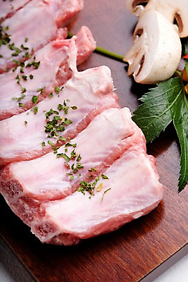 포토 JPG 식재료 도마 실내 생고기 육류 돼지고기 근접촬영 사람없음 세로 버섯 양송이 등갈비 파슬리가루 허브가루 국내포토 뷰포인트 주방용품 내부 가루 파일형식