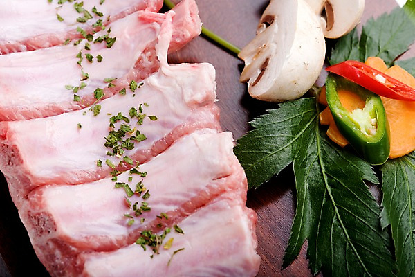 포토 JPG 잎 식재료 고추 도마 실내 생고기 육류 돼지고기 근접촬영 사람없음 가로 버섯 당근 홍고추 양송이 풋고추 등갈비 파슬리가루 허브가루 국내포토 식물 뷰포인트 채소 주방용품 뿌리채소 내부 가루 파일형식