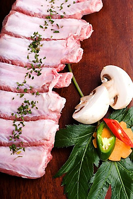 포토 JPG 잎 식재료 고추 도마 실내 생고기 육류 돼지고기 근접촬영 사람없음 세로 버섯 당근 홍고추 양송이 풋고추 등갈비 파슬리가루 허브가루 국내포토 식물 뷰포인트 채소 주방용품 뿌리채소 내부 가루 파일형식