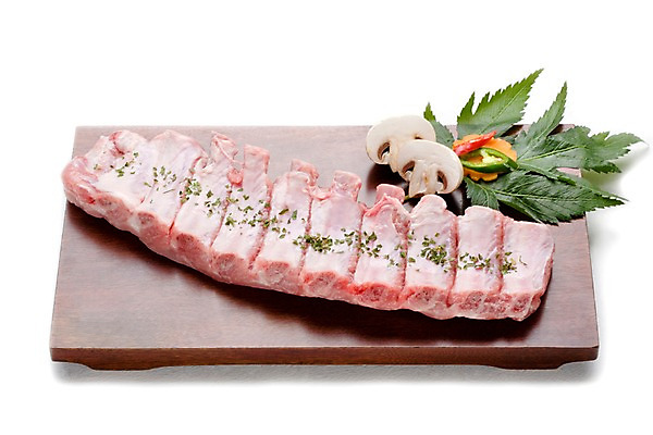 포토 JPG 잎 식재료 고추 도마 실내 생고기 육류 돼지고기 누끼 사람없음 가로 버섯 당근 홍고추 양송이 풋고추 등갈비 파슬리가루 허브가루 국내포토 식물 채소 주방용품 뿌리채소 내부 가루 파일형식