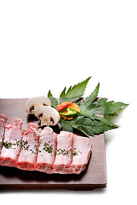 포토 JPG 잎 식재료 고추 도마 실내 생고기 육류 돼지고기 사람없음 세로 버섯 당근 홍고추 양송이 풋고추 등갈비 파슬리가루 허브가루 국내포토 식물 채소 주방용품 뿌리채소 내부 가루 파일형식