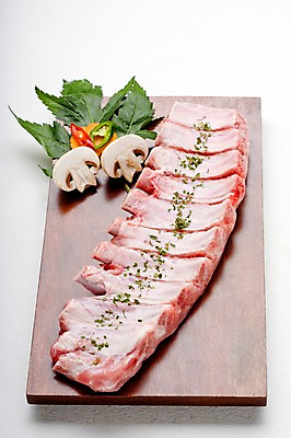 포토 JPG 잎 식재료 고추 도마 실내 생고기 육류 돼지고기 누끼 사람없음 세로 버섯 당근 홍고추 양송이 풋고추 등갈비 파슬리가루 허브가루 국내포토 식물 채소 주방용품 뿌리채소 내부 가루 파일형식