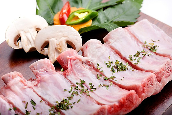 포토 JPG 잎 식재료 젓가락 고추 도마 실내 생고기 육류 돼지고기 근접촬영 사람없음 가로 버섯 당근 홍고추 양송이 풋고추 등갈비 파슬리가루 허브가루 국내포토 식물 뷰포인트 채소 주방용품 뿌리채소 수저 내부 가루 파일형식