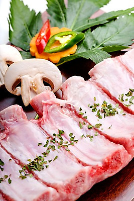 포토 JPG 잎 식재료 고추 도마 실내 생고기 육류 돼지고기 근접촬영 사람없음 세로 버섯 당근 홍고추 양송이 풋고추 등갈비 파슬리가루 허브가루 국내포토 식물 뷰포인트 채소 주방용품 뿌리채소 내부 가루 파일형식