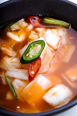 포토 JPG 그릇 한식 고추 한국 실내 근접촬영 사람없음 담기 발효 물김치 발효음식 국내포토 식기 아시아 음식 뷰포인트 채소 모션 김치 내부 파일형식