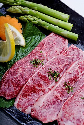 포토 JPG 그릇 접시 채소 식재료 실내 생고기 육류 근접촬영 사람없음 세로 당근 소고기 레몬 아스파라거스 깻잎 한우 특수부위 파슬리가루 허브가루 국내포토 식기 뷰포인트 과일 뿌리채소 내부 가루 부위 파일형식