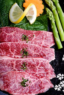 포토 JPG 그릇 접시 채소 식재료 실내 생고기 육류 근접촬영 사람없음 세로 당근 소고기 레몬 아스파라거스 깻잎 한우 특수부위 파슬리가루 허브가루 국내포토 식기 뷰포인트 과일 뿌리채소 내부 가루 부위 파일형식