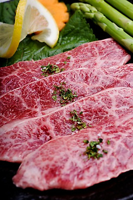 포토 JPG 그릇 접시 채소 식재료 실내 생고기 육류 근접촬영 사람없음 세로 당근 소고기 레몬 아스파라거스 깻잎 한우 특수부위 파슬리가루 허브가루 국내포토 식기 뷰포인트 과일 뿌리채소 내부 가루 부위 파일형식