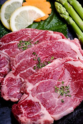 포토 JPG 그릇 접시 채소 식재료 실내 생고기 육류 근접촬영 사람없음 세로 당근 소고기 레몬 아스파라거스 깻잎 한우 안심 파슬리가루 허브가루 국내포토 식기 뷰포인트 과일 뿌리채소 내부 가루 파일형식